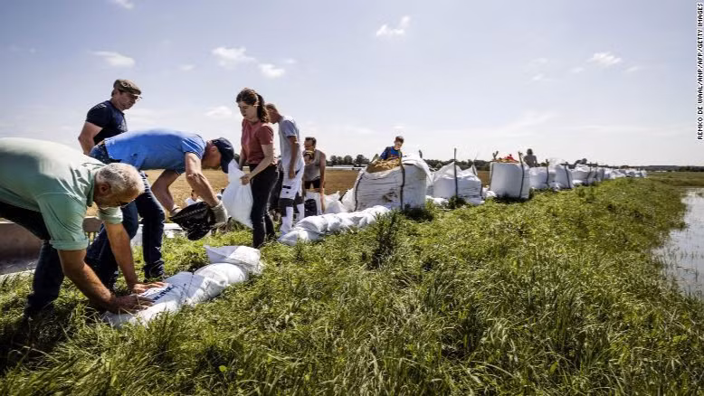 Người dân đắp bao cát sau trận mưa lớn và lũ lụt ở tỉnh Limburg của Hà Lan