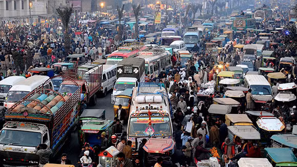 Ra đường như ra... trận ảnh 1