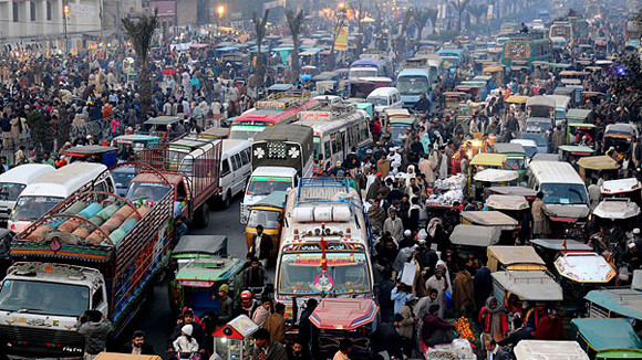 Ra đường như ra... trận ảnh 1 Ra đường như ra... trận ảnh 1