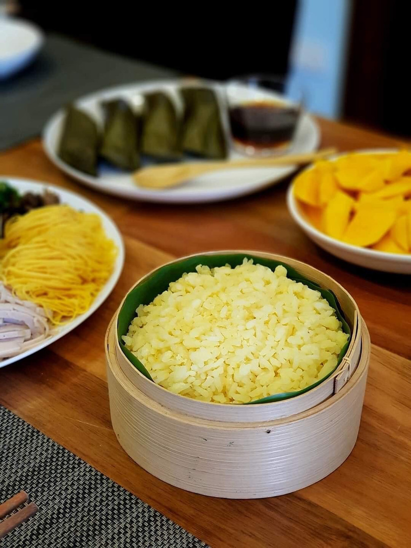 Từng hạt xôi vò căng tròn, béo mẩy được bao bọc bởi lớp đậu màu vàng đẹp mắt, mềm mịn mà để cả ngày xôi vẫn cứ dẻo thơm đến lạ