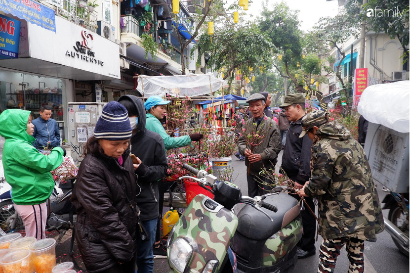 Chợ hoa Hàng Lược thu hút rất đông người đến chơi, đến xem và mua hoa