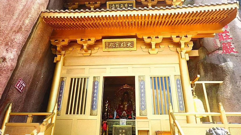 Ngôi đền có diện tích khoảng 180m2, cao 12m, được làm bằng đồng nguyên chất lên tới 100 tấn