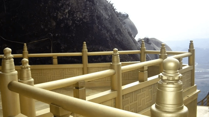 Mỗi lần chiếc chuông phía sau đền ngân lên, những người nghe thấy sẽ có cảm giác bình yên