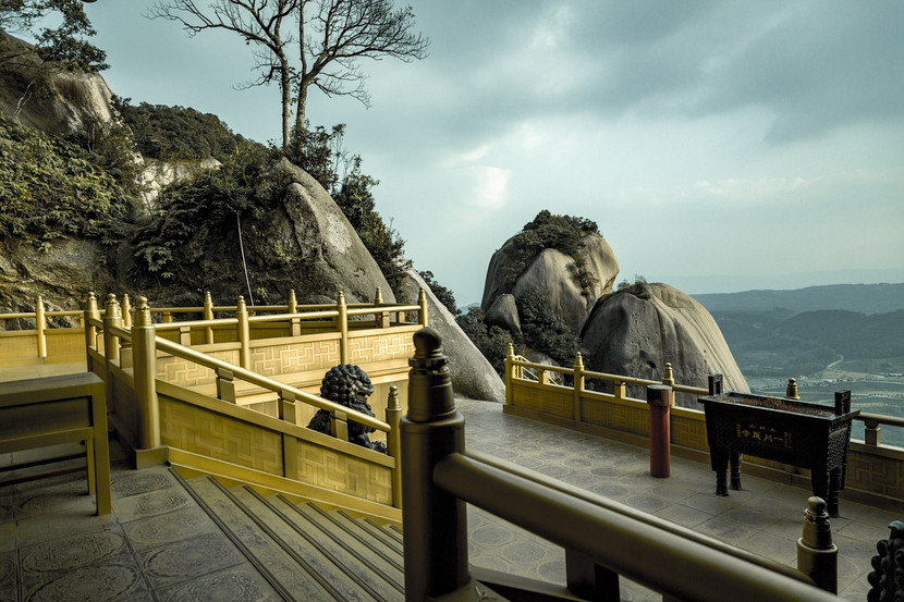 Phía sau ngôi đền là một khuôn viên rất rộng, du khách có thể leo lên thẳng đỉnh núi phía bên trên