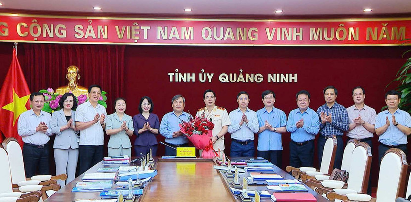 Ban Thường vụ Tỉnh ủy Quảng Ninh tặng hoa chúc mừng Thiếu tướng Trần Văn Phúc. Ảnh: Trung tâm Truyền thông tỉnh Quảng Ninh