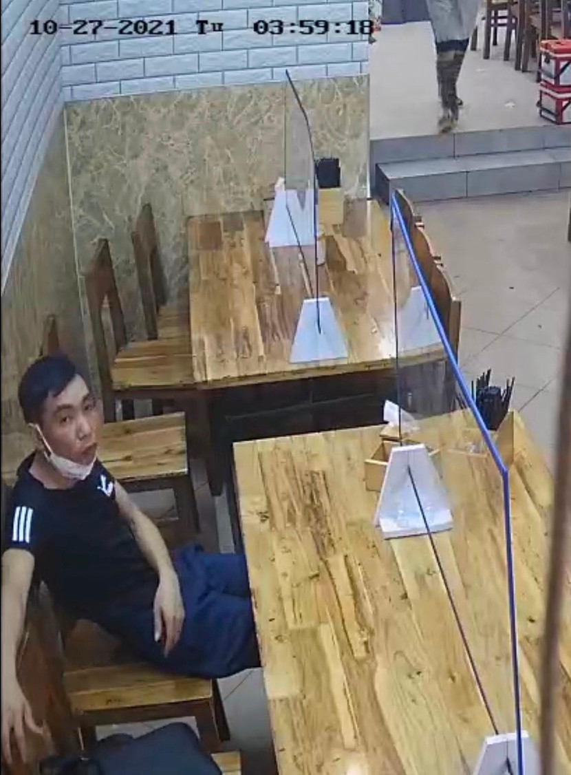 Hình ảnh chớp nhoáng của “siêu trộm” ở quán phở trên địa bàn quận Cầu Giấy Hình ảnh chớp nhoáng của “siêu trộm” ở quán phở trên địa bàn quận Cầu Giấy