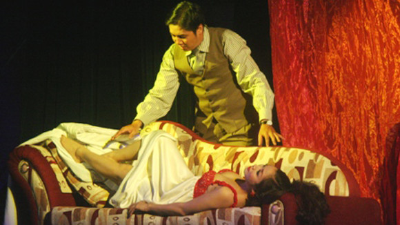 Cảnh “nóng” trên sân khấu: “Nóng” đến đâu là vừa? ảnh 1