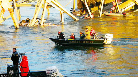 Mỹ: Cầu 4 làn đường bất ngờ sập ảnh 2