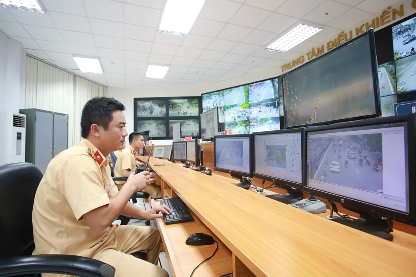 Lực lượng Cảnh sát giao thông Thủ đô tại Trung tâm Điều khiển giao thông Hà Nội theo dõi, giám sát hình ảnh giao thông trên toàn tuyến