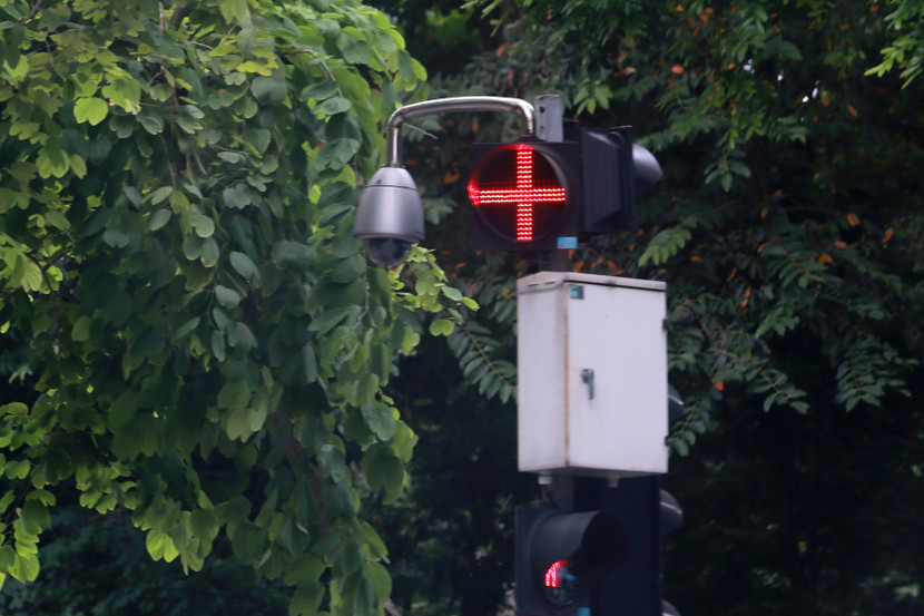 Camera giám sát tại các tuyến đường được xem là “mắt thần” giúp cho lực lượng Cảnh sát giao thông sớm phát hiện và xử lý các tình huống vi phạm