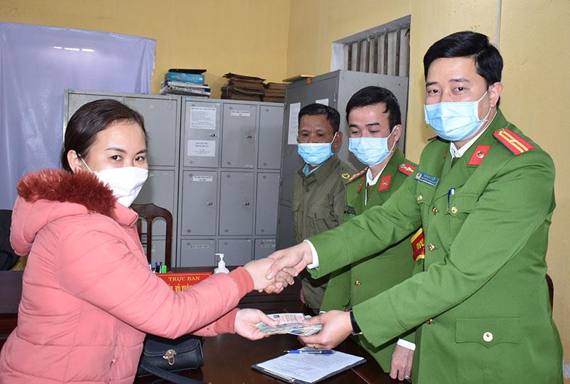 Cơ quan chức năng tiến hành bàn giao tài sản cho chủ sở hữu (Ảnh minh họa)