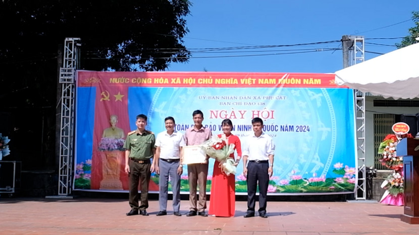 Nhiều tập thể, cá nhân được khen thưởng trong phong trào toàn dân bảo vệ ANTQ