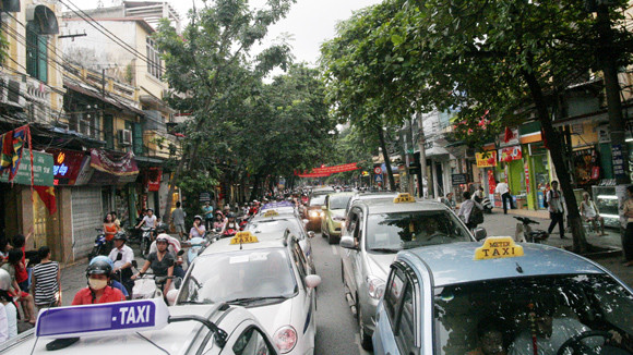 Hà Nội khủng hoảng thừa taxi ảnh 1