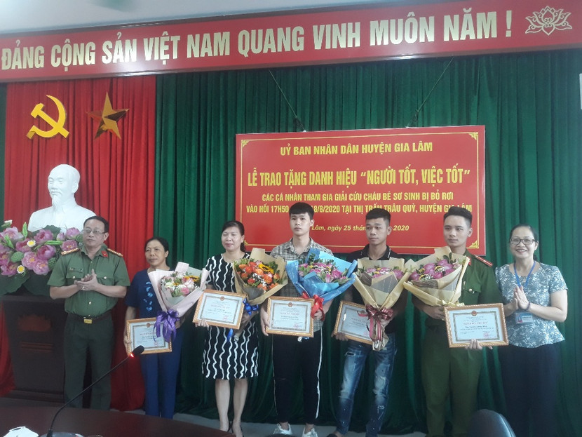 Chỉ huy CAH Gia Lâm và lãnh đạo thị trấn Trâu Quỳ trao danh hiệu “Người tốt, việc tốt” của UBND huyện Gia Lâm cho các cá nhân