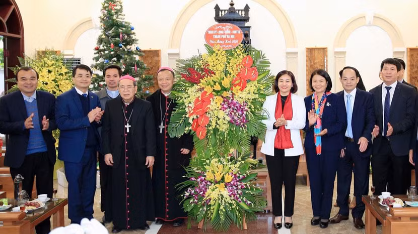Phó Bí thư Thường trực Thành ủy Hà Nội Nguyễn Thị Tuyến chúc mừng Giáng sinh Giáo phận Hưng Hóa