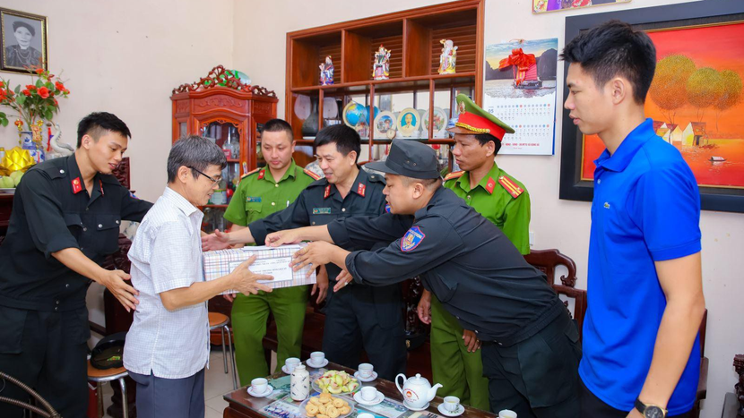 Tặng quà cho gia đình chính sách, người có công với cách mạng là hoạt động đền ơn đáp nghĩa trong mỗi dịp Tết Nguyên đán Tặng quà cho gia đình chính sách, người có công với cách mạng là hoạt động đền ơn đáp nghĩa trong mỗi dịp Tết Nguyên đán