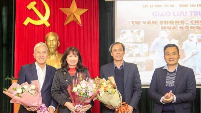 Phó Tổng biên tập Báo An ninh Thủ đô Chu Quốc Dũng tặng hoa các vị khách mời