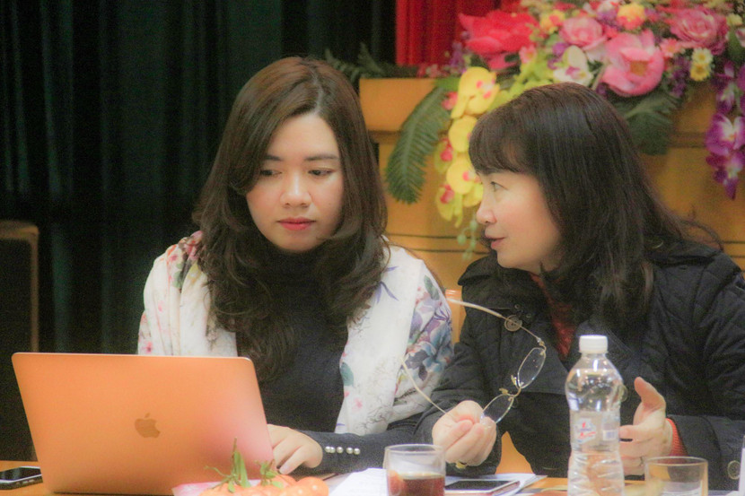 BSCKII Nguyễn Thị Lan Hương (bên phải) trả lời các câu hỏi của bạn đọc