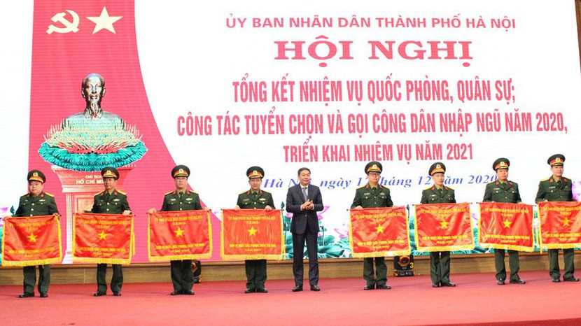 Phó Chủ tịch UBND TP Hà Nội Lê Hồng Sơn trao tặng Cờ thi đua của UBND Thành phố cho 8 tập thể