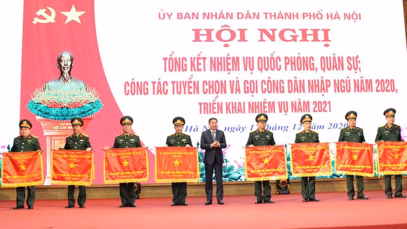 Phó Chủ tịch UBND TP Hà Nội Lê Hồng Sơn trao tặng Cờ thi đua của UBND Thành phố cho 8 tập thể
