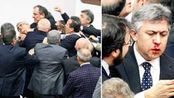 Nghị sĩ giải quyết bất đồng bằng... nắm đấm ảnh 1