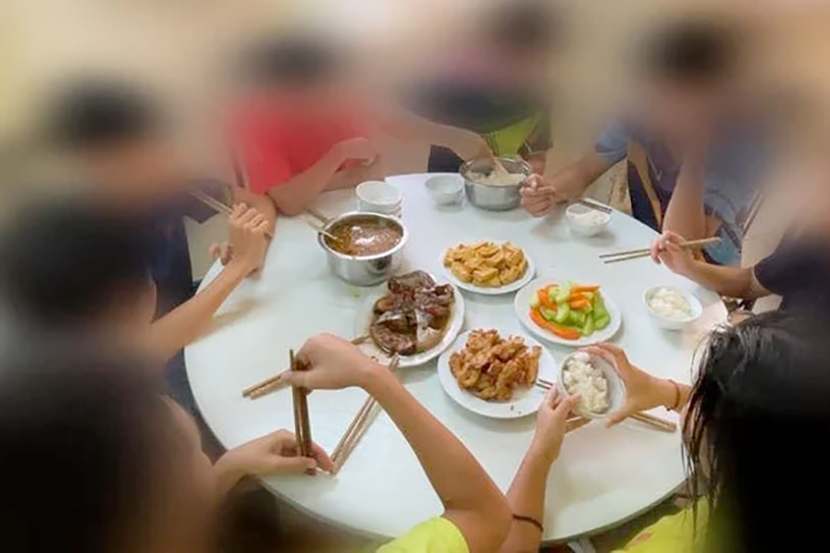Bữa cơm của tuyển trẻ bóng bàn không đúng với giá trị 800 nghìn đồng theo quy định (Ảnh cắt từ clip)