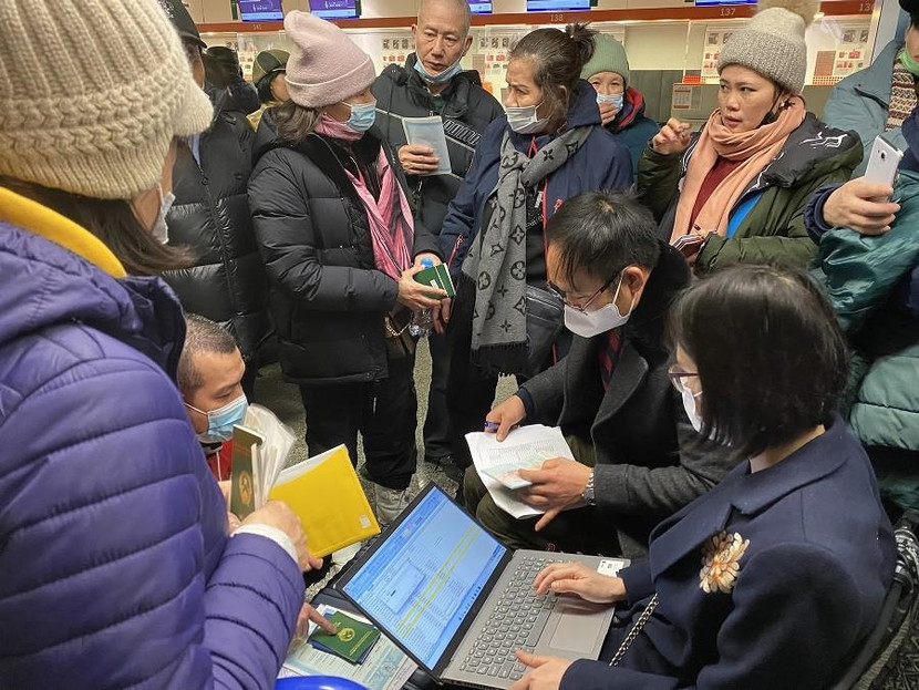 Cán bộ Đại sứ quán Ba Lan hỗ trợ bà con làm thủ tục hồi hương tại sân bay ở Thủ đô Warsaw Cán bộ Đại sứ quán Ba Lan hỗ trợ bà con làm thủ tục hồi hương tại sân bay ở Thủ đô Warsaw