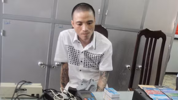 Sắm đồ xịn bằng thẻ tín dụng giả ảnh 1