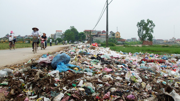 Rác đầy “nhà”, chính quyền kêu khó! ảnh 1