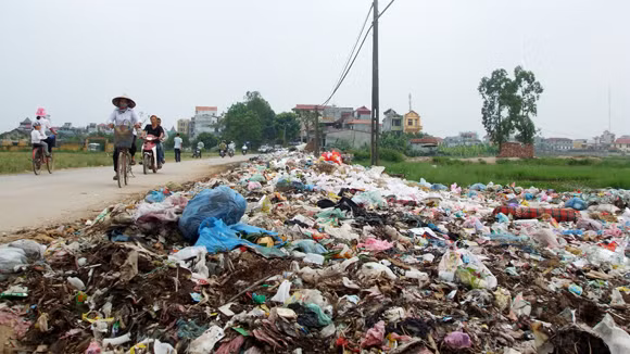 Rác đầy “nhà”, chính quyền kêu khó! ảnh 1
