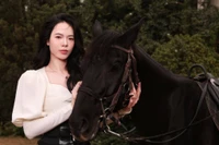 Hoa khôi bóng chuyền Thanh Thúy xinh đẹp bên 'chiến mã' chào đón năm mới