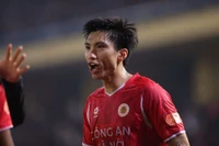 Vừa trở lại sau chấn thương, Đoàn Văn Hậu đã gặp sự cố phải rời sân