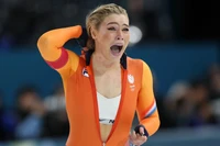 'Nữ hoàng sân băng' thoát án phạt vì để lộ áo ngực khi giành HCV