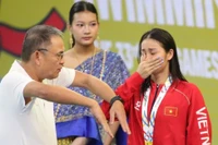 Nữ kình ngư Việt Nam bật khóc vì bị mắng ngay trên bục nhận huy chương