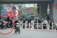 Nhiều phương tiện vừa vượt đèn đỏ, vừa phớt lờ biển cấm ở Cầu Giấy