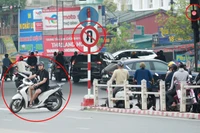 Nhiều phương tiện ngang nhiên mắc lỗi kép: Vừa vượt đèn đỏ, vừa phớt lờ biển cấm ở Cầu Giấy