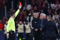 HLV Mourinho bị thẻ đỏ khi tái ngộ Real Madrid ở Champions League