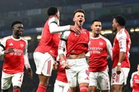 Thắng Chelsea sân khách, Arsenal đặt một chân vào chung kết