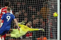 Raya ngoạn mục cứu thua phút bù giờ, Arsenal thắng nghẹt thở Chelsea