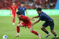 U22 Việt Nam bị U22 Thái Lan (xanh) dẫn 2-0 chỉ sau hơn 30 phút thi đấu