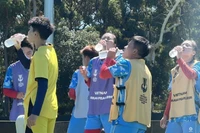 Tuyển nữ Việt Nam liên tục phải tiếp nước dưới trời nắng nóng ở Úc