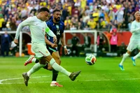 Brazil gục ngã trước tuyển Pháp dù chơi hơn người