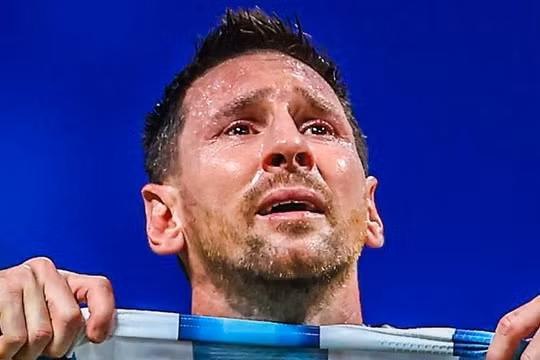 Messi khóc nức nở khi thoát hiểm ngoạn mục trước Ai Cập