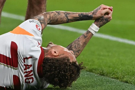 Tiền đạo người Hà Lan đứt lìa đầu ngón tay khi đá Champions League