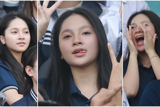 Fan nữ xinh đẹp nổi bật trên khán đài ở vòng 1/8