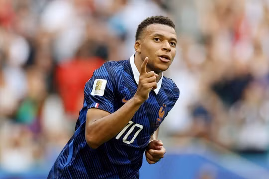 Mbappe lập cú đúp cho Pháp trong hiệp 2 (Ảnh: The Guardian)
