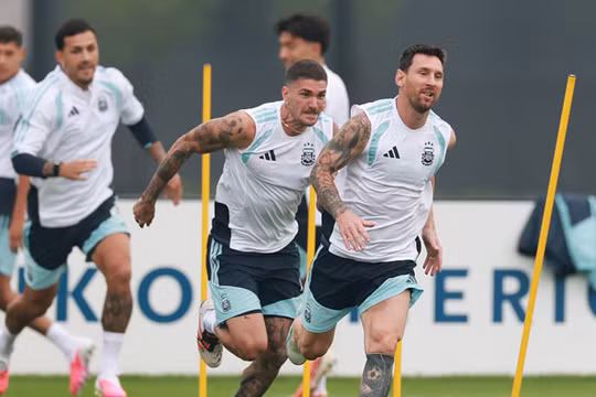 Messi cùng Argentina 'luyện công' dưới mưa, Tây Ban Nha hủy tập trước chung kết World Cup 