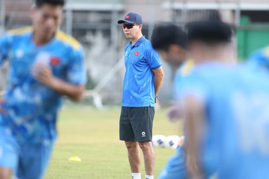 HLV Kim Sang-sik căng thẳng trước trận quyết đấu U22 Malaysia