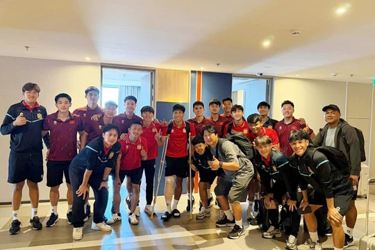 U22 Việt Nam hành động đẹp với thủ quân U22 Lào gãy chân ở SEA Games 33