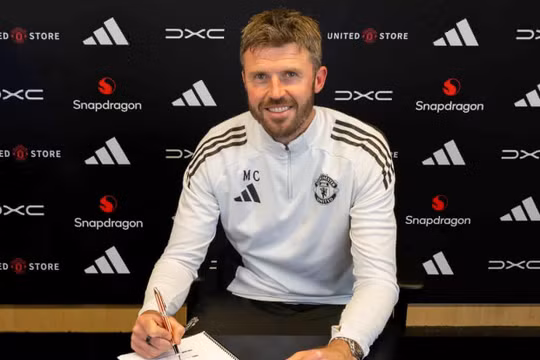 Michael Carrick chính thức trở thành HLV trưởng MU